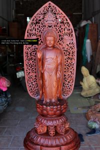 Tôn tượng Phật Thích ca theo lối Nhật Bản, sử dụng yếu tố văn hóa lịch sử Việt Nam là Rồng lá đề thời Lý, Sư tử vương Đại Việt. Tôn tượng cao tổng thể 1.17 mét, gỗ Hương