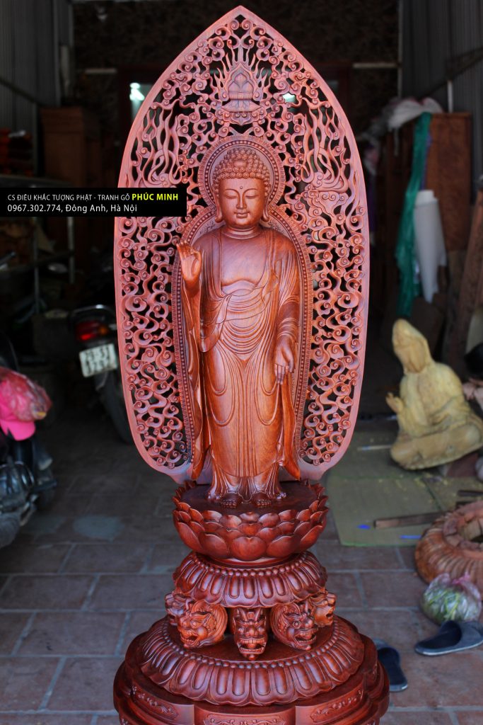 Tôn tượng Phật Thích ca theo lối Nhật Bản, sử dụng yếu tố văn hóa lịch sử Việt Nam là Rồng lá đề thời Lý, Sư tử vương Đại Việt. Tôn tượng cao tổng thể 1.17 mét, gỗ Hương