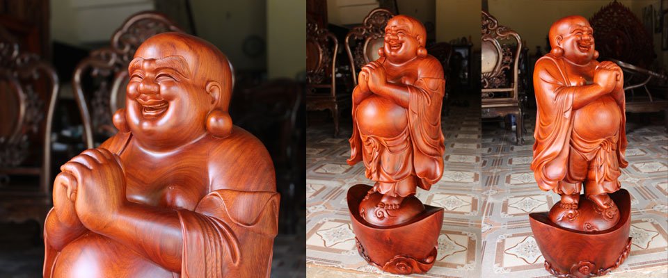 Tôn tượng Thần tài chúc phúc đứng trên thỏi tiền vàng