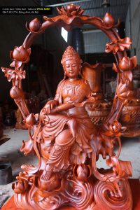 Tôn tượng Quán âm ngự Liên hoa phiên bản thờ, kiểu tượng nghệ thuật cao 1 mét, gỗ Hương được Sư thầy tại Vancouver, Canada thỉnh về trưng bày tại chùa.