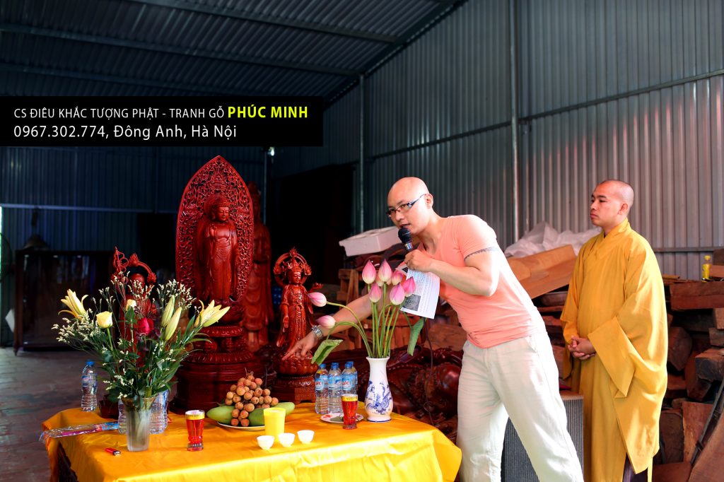 Chủ cơ sở Phúc Minh đang giới thiệu Bộ tượng Phật Thích ca, Quan âm Bồ tát, Địa tạng vương Bồ tát giao thoa tinh hoa Phật giáo Nhật Bản - Việt Nam và có sự pha trộn Đạo mẫu trong tượng Quan âm.