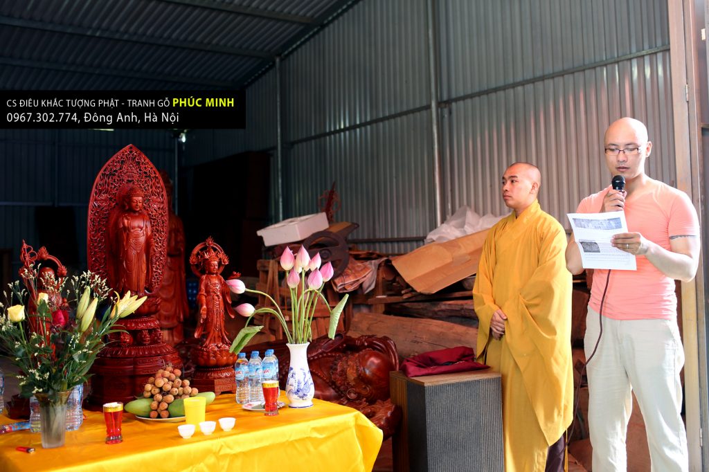 Chủ cơ sở Phúc Minh đang giới thiệu Bộ tượng Phật Thích ca, Quan âm Bồ tát, Địa tạng vương Bồ tát giao thoa tinh hoa Phật giáo Nhật Bản - Việt Nam và có sự pha trộn Đạo mẫu trong tượng Quan âm.