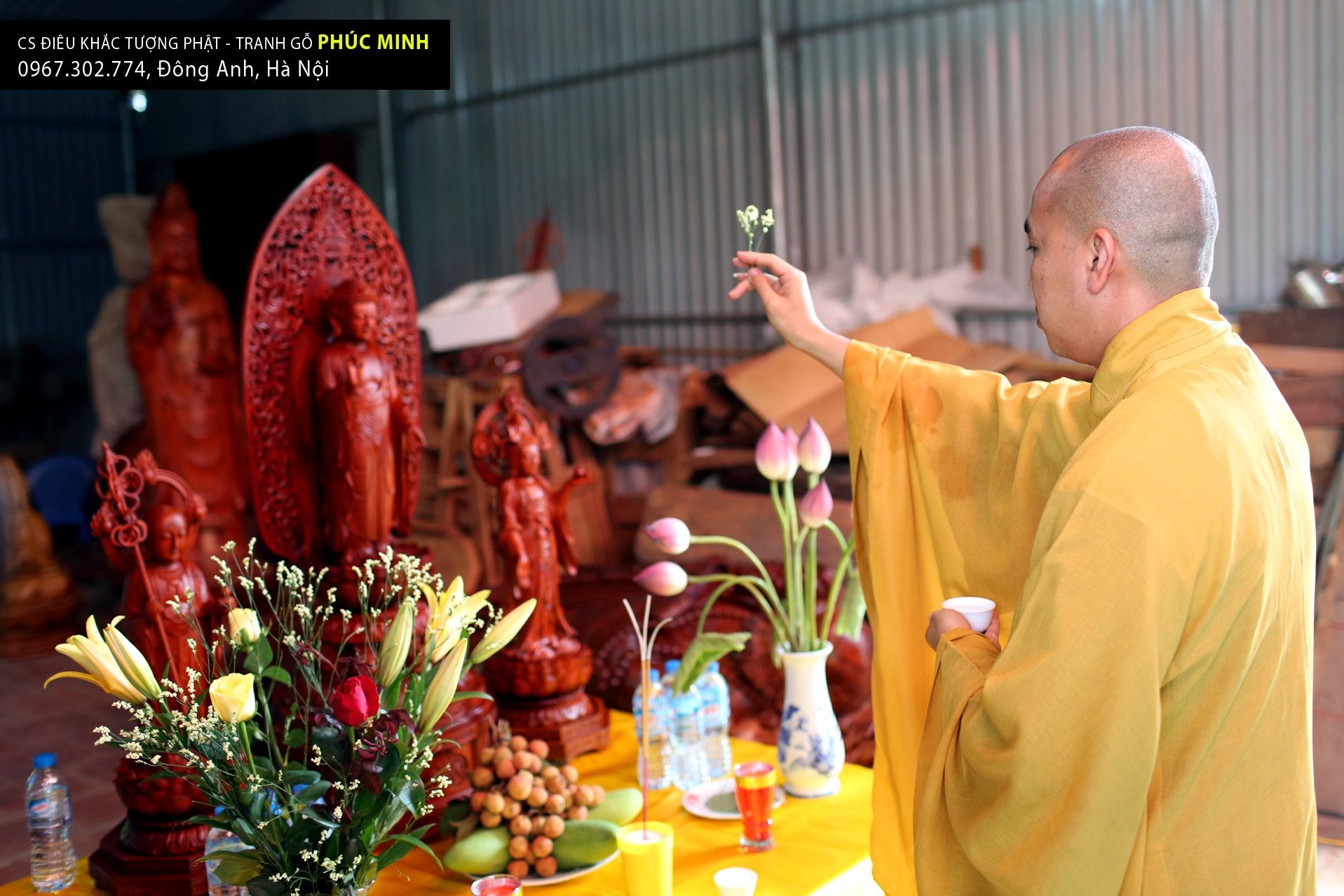 Đại đức Thích Hòa Phúc đang làm lễ rước Bộ tượng Phật Thích ca, Quan âm Bồ tát, Địa tạng vương Bồ tát giao thoa tinh hoa Phật giáo Nhật Bản - Việt Nam và có sự pha trộn Đạo mẫu trong tượng Quan âm, về chùa Hòa Phúc (chi nhánh chùa Hoằng Pháp TP. HCM)
