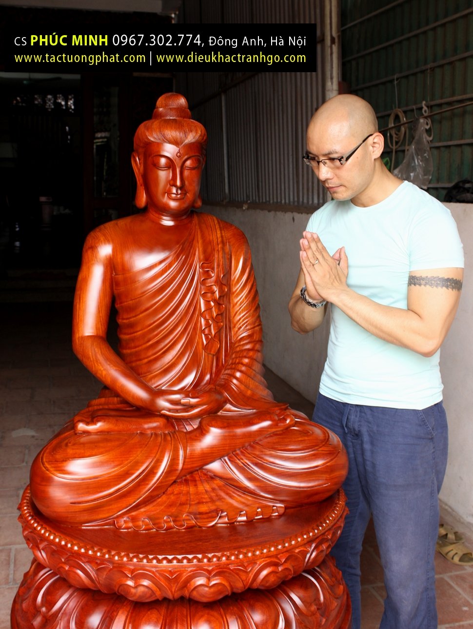Quản lý CS Phúc Minh đảnh lễ trước Tượng Phật Thích Ca lối Gandhara (thế kỷ II CN) cao 1.28 mét, gỗ Hương, được chùa Phật giáo Nguyên thủy thỉnh đặt tại chánh điện.