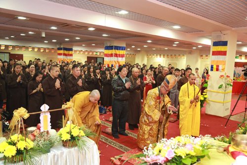 Đại sứ Nguyễn Thanh Sơn và gần 400 bà con cộng đồng đã đến dự Đại Lễ Vu Lan 2015