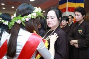 Xúc động đón nhận những bông hồng cài áo với niềm thành kính nhất dâng lên cha mẹ kính yêu
