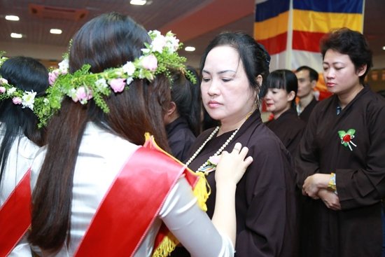 Xúc động đón nhận những bông hồng cài áo với niềm thành kính nhất dâng lên cha mẹ kính yêu