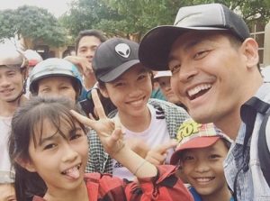 MC Phan Anh chụp hình với các em nhỏ ở Mai Hóa - Thạch Hóa (Ảnh: FBNV)