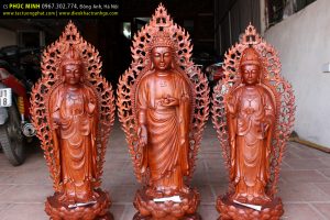 Bộ Tượng Tây Phương Tam Thánh đứng, thờ tại gia. Phật A Di Đà cao 67cm, Bồ Tát Quán Thế Âm cao 62cm, Bồ Tát Đại Thế Chí cao 62cm. Chiều cao chưa bao gồm hào quang sau lưng.