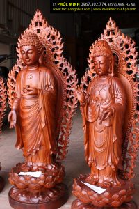 Bộ Tượng Tây Phương Tam Thánh đứng, thờ tại gia. Phật A Di Đà cao 67cm, Bồ Tát Quán Thế Âm cao 62cm, Bồ Tát Đại Thế Chí cao 62cm. Chiều cao chưa bao gồm hào quang sau lưng.
