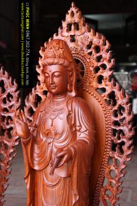 Bộ Tượng Tây Phương Tam Thánh đứng, thờ tại gia. Phật A Di Đà cao 67cm, Bồ Tát Quán Thế Âm cao 62cm, Bồ Tát Đại Thế Chí cao 62cm. Chiều cao chưa bao gồm hào quang sau lưng.