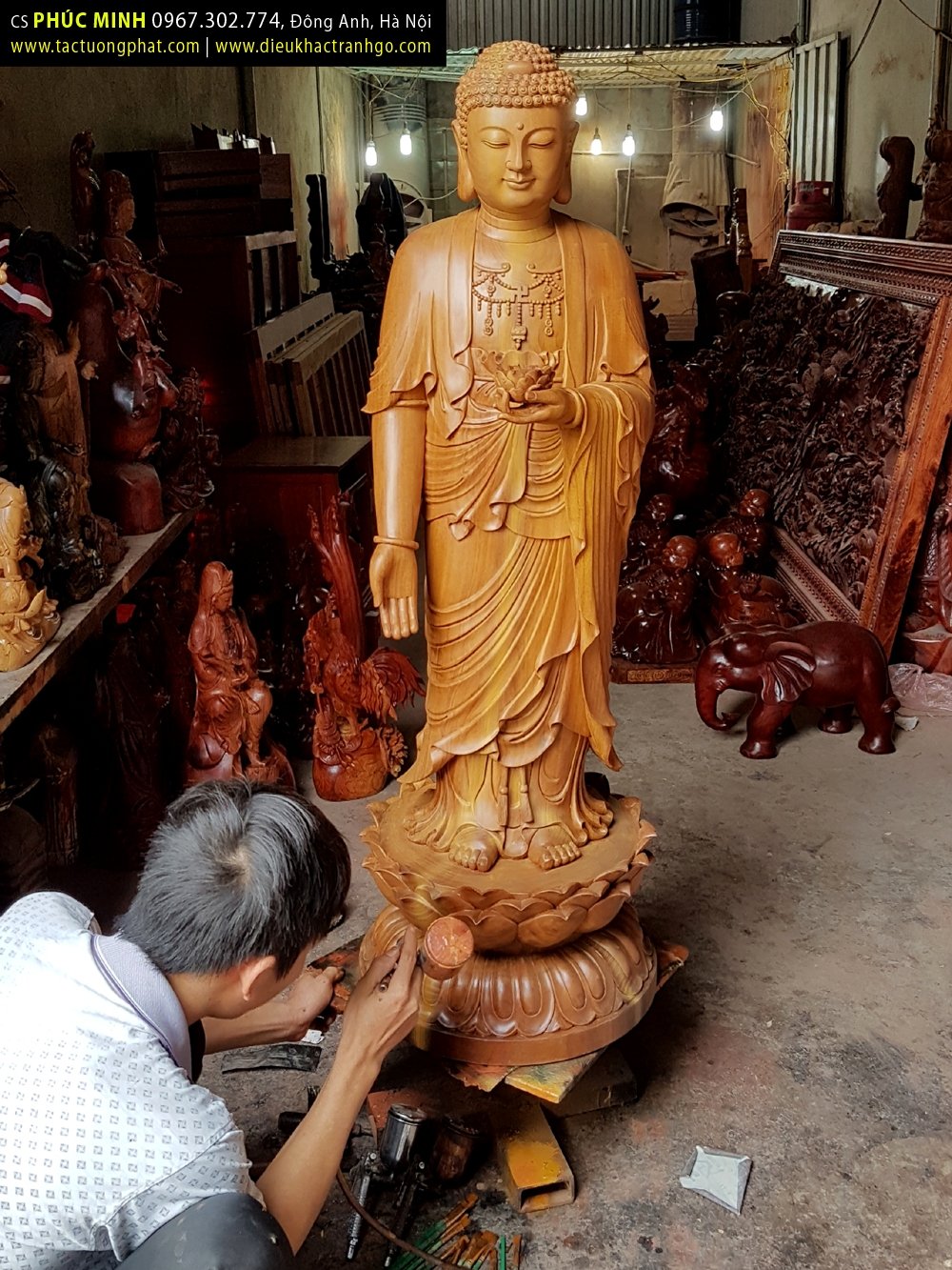 Thợ đang phủ màu Tượng Phật A Di Đà đứng tiếp dẫn, cao 1.27 mét, gỗ Dâu tạo tác dựa theo tranh vẽ.