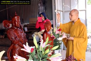 Sư thầy Thích Quảng An niêm hương, bạch Phật và tiến hành nghi lễ tôn trí Tôn Tượng