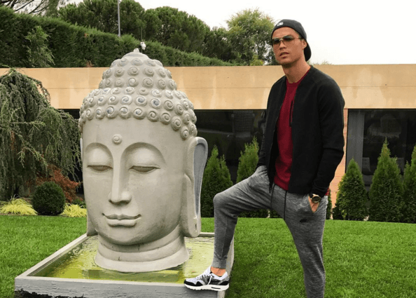 tượng phật, ronaldo, tuong phat, ronaldo dẫm lên tượng phật