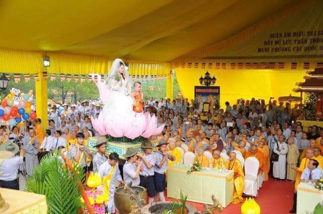 phật quán thế âm mặc váy cưới, phat quan am, phật quan âm, quan âm, quan âm, quan am mac vay cuoi, quan âm mặc váy cưới