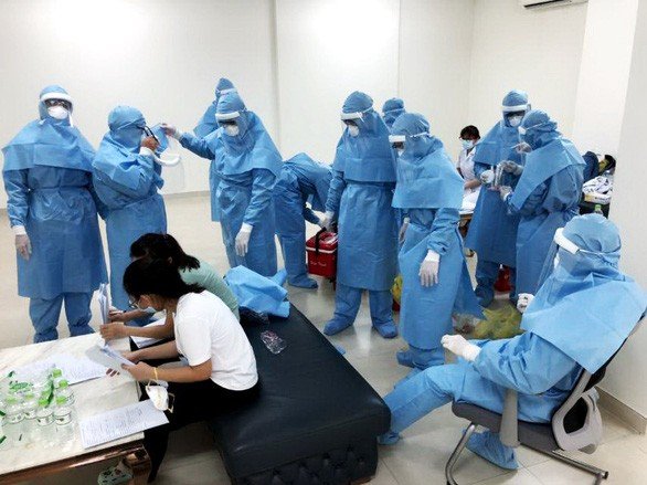 Nhân viên y tế thu thập thông tin, lấy mẫu xét nghiệm những người liên quan đến ổ dịch quán bar Buhhda