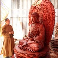 01 tượng Phật Thích Ca lối Thiền tông ngồi cao 180cm, thêm hào quang cao 230cm, gỗ hương đá nhập khẩu (màu cánh gián) có sẵn
