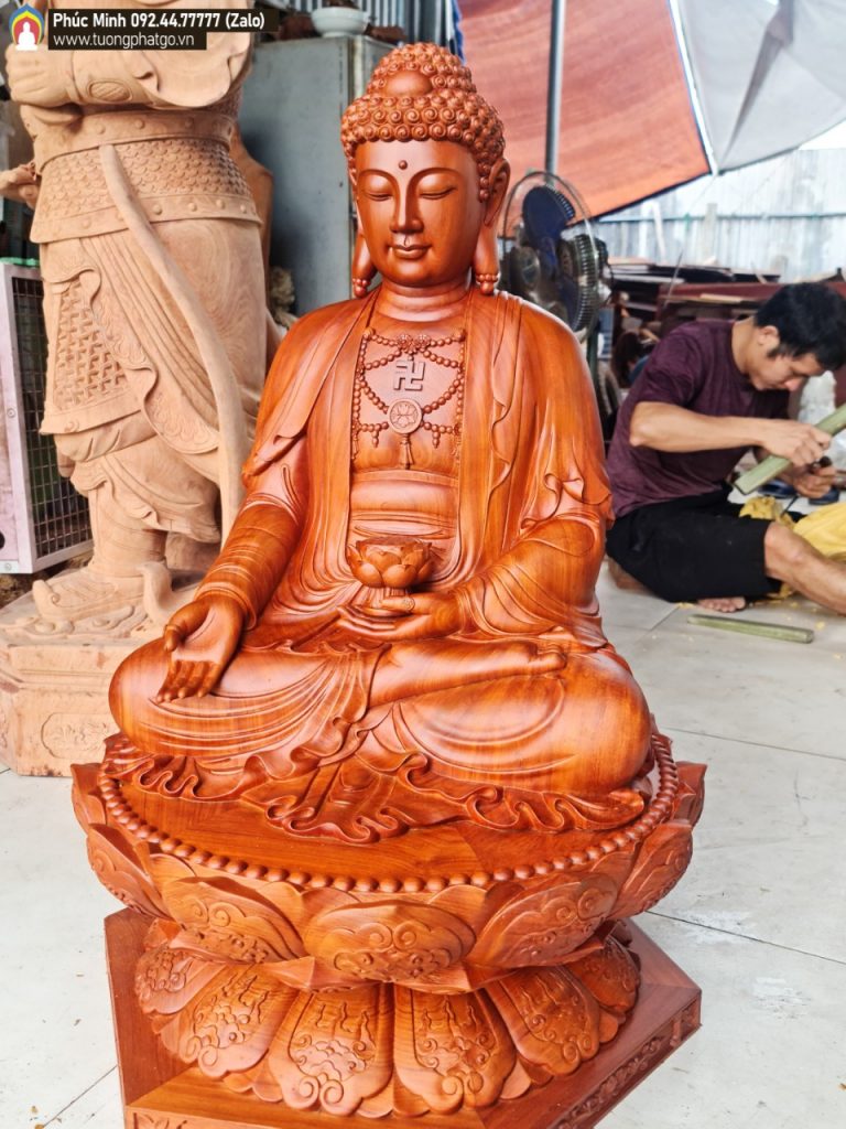 Tôn tượng Phật Thích Ca ngồi tiếp dẫn theo lối cổ của Bắc tông Việt Nam từ thế kỉ 18.