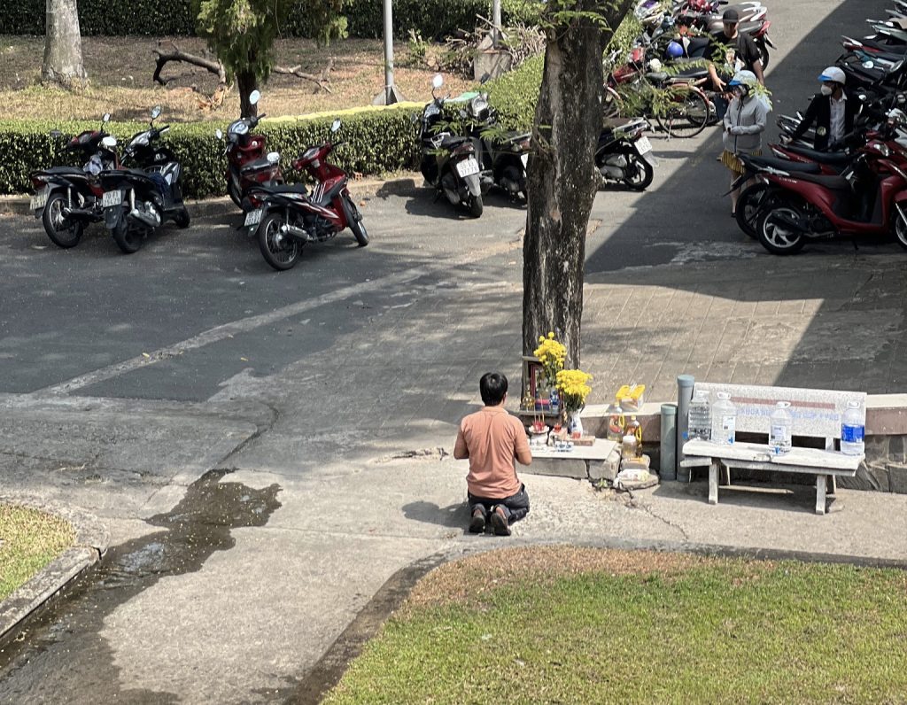 Anh C. cầu nguyện mong con vượt qua giai đoạn nguy hiểm