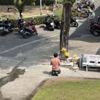 Anh C. cầu nguyện mong con vượt qua giai đoạn nguy hiểm